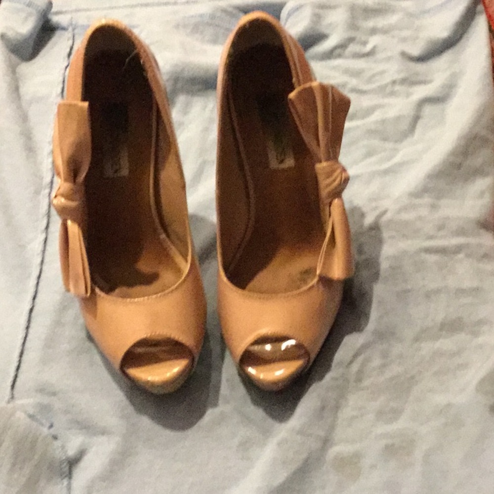 Nude pumps